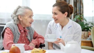 Chăm sóc người già mất trí nhớ tại nhà