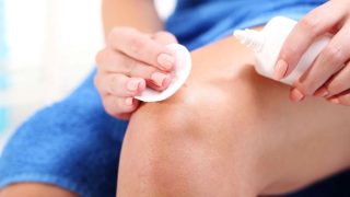 có nên rửa vết thương bằng nước muối sinh lý