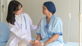 Sự chăm sóc tận tâm từ người thân giúp bệnh nhân ung thư giai đoạn cuối cảm thấy thoải mái hơn.