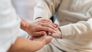 Chăm sóc giảm nhẹ là gì? Chi phí chăm sóc giảm nhẹ ra sao?
