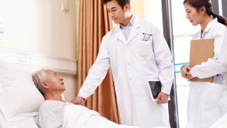 Bác sĩ đang tư vấn và trao đổi với bệnh nhân ung thư một cách tận tình.